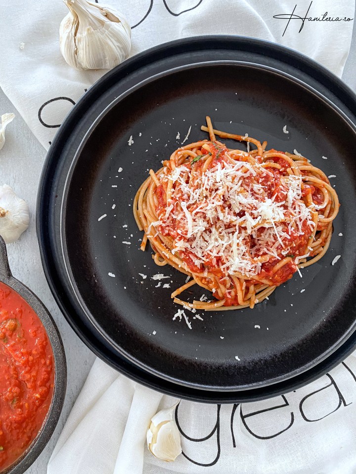 Paste integrale in sos de rosii cu usturoi si&nbsp;busuioc