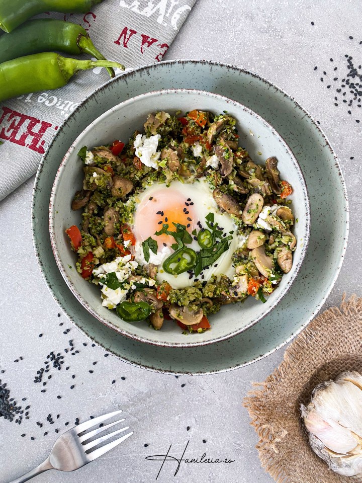 Tigaie cu ciuperci, broccoli, oua si branza&nbsp;feta